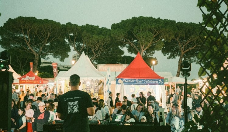Animation d'un blind test musical a thème sur l'Italie en soirée publique puis DJ