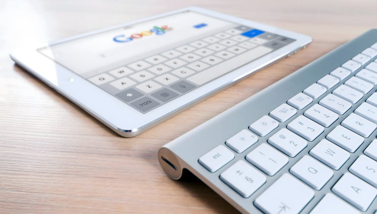 Une tablette avec un affichage de barre de recherche Google et immédiatement sous un clavier 