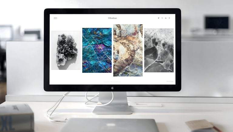 Un écran de moniteur IMAC montrant une page Web