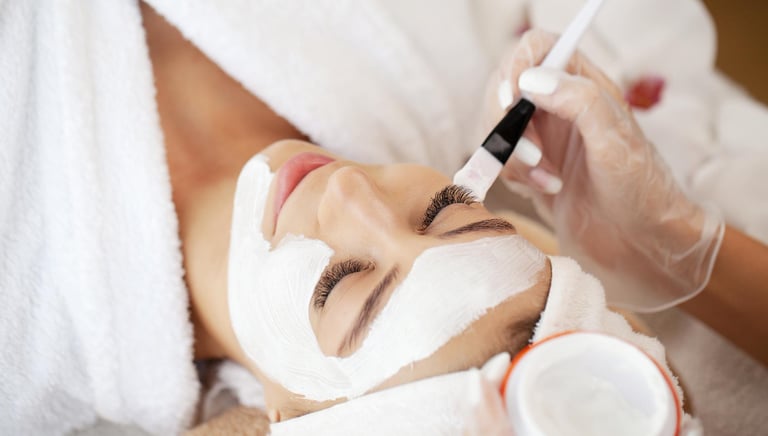 chica en tratamiento facial
