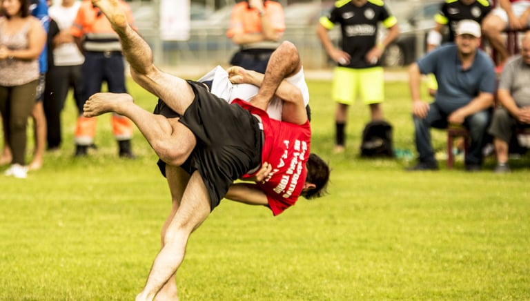 Dos luchadores de lucha leonesa en un corro de lucha