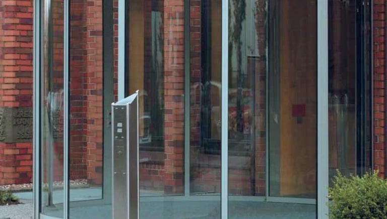 puerta automática curva