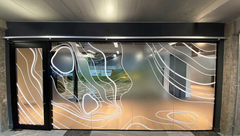 Interjero ir eksterjero langų apipavidalinimas DECOSONA su matinėmis ir spalvotomis stiklo plėvelėm