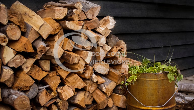 un tas de bois rangé