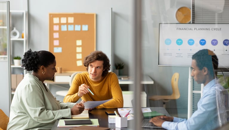Imagem de Freepik – Pessoas trabalhando juntas | Consultoria de RH