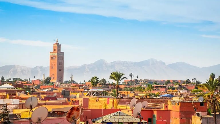 Vue sur la médina de Marrakech, avce la Koutoubia et les montagnes en arrière plan