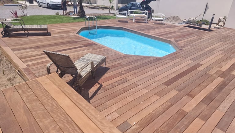Plage de piscine en terrasse bois réalisée par paysagiste à Montpellier