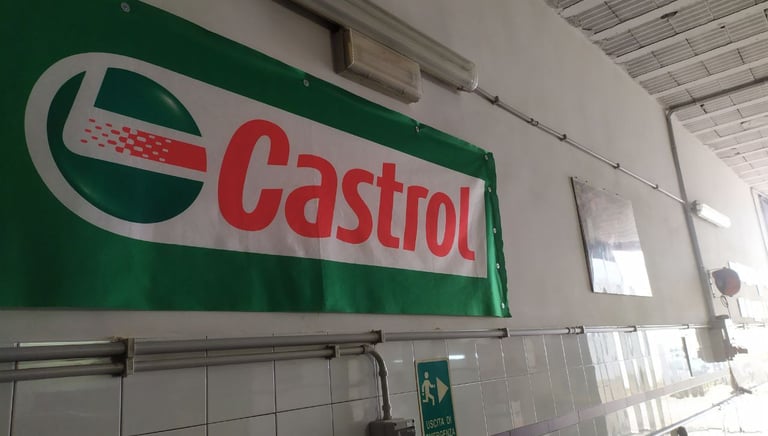 striscione Castrol officina meccanica Saverio spione