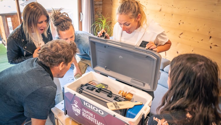 un groupe de personne qui ouvre la glacière escapero afin de sauver l'apéro qui se trouve dedans