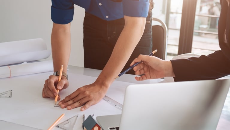 Plano arquitectónico detallado de un edificio residencial.