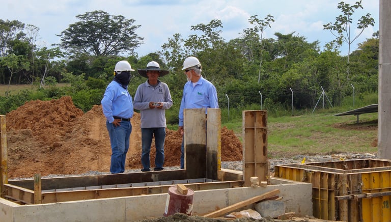 Construcción de una estructura en concreto reforzado en fase inicial.