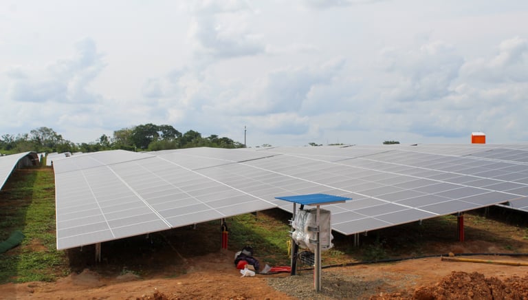 Paneles solares instalados en un techo residencial con cielo despejado.