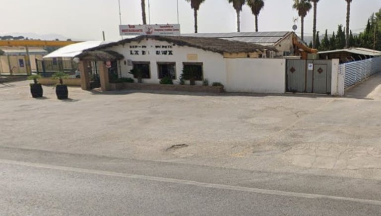 Zona de aparcamiento y punto de encuentro