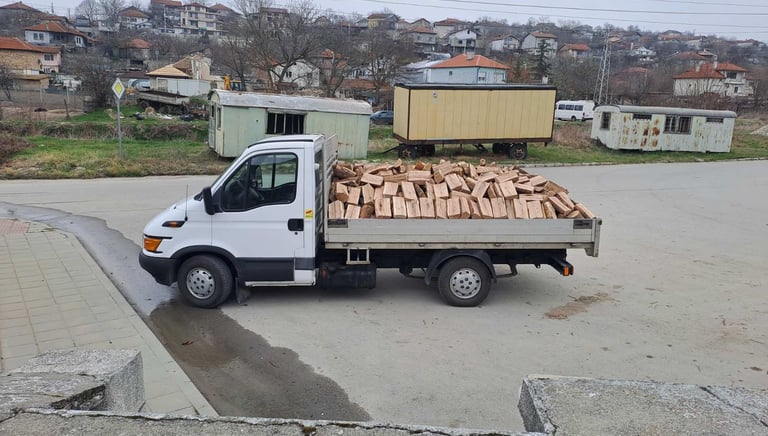 Нацепени дърва за огрев Варна