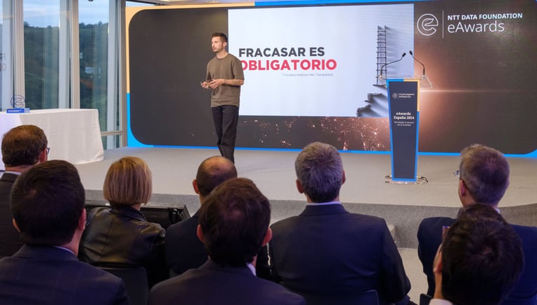 Jagoba Ormaetxea dando una ponencia sobre Fracasar Es Obligatorio en la Torre Iberdrola en Bilbao