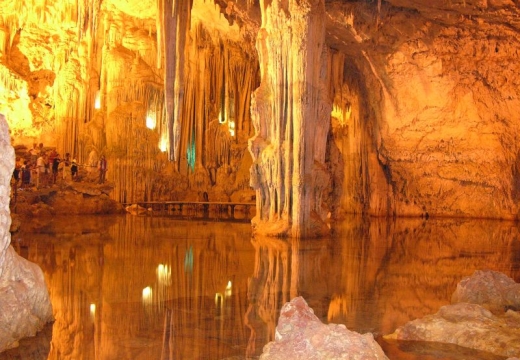Stalagmiti, Grotte di Onferno, grotte