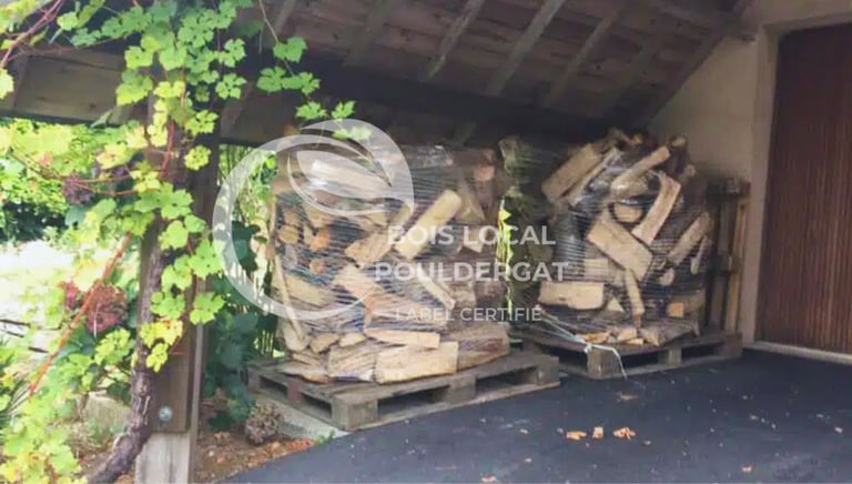 plusieurs palettes avec du bois en vrac dessus