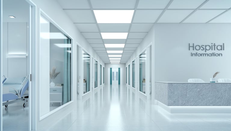 Pasillo de hospital con puertas de consultorios y sala de información, representando red hospitalari