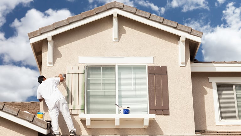 Peintre volets, passe de toit  à Tournon