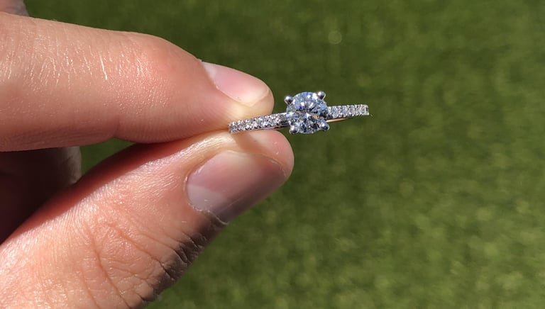 Vista Superior Anillo de Compromiso Oro Blanco 14k con diamantes Laterales