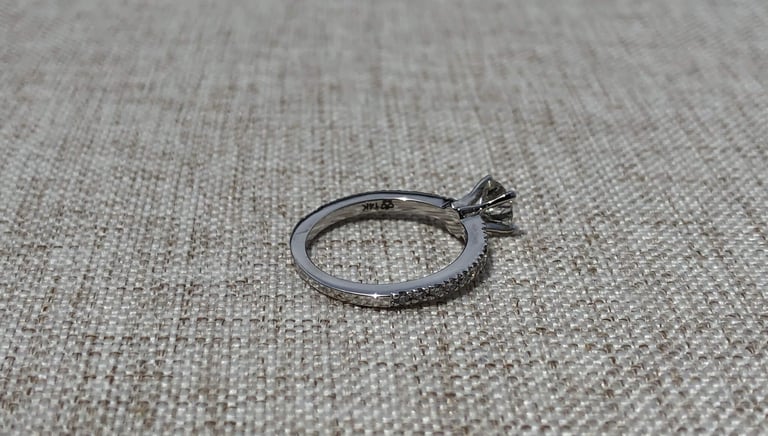 Vista Posterior Anillo de Compromiso Oro Blanco 14k con diamantes Laterales