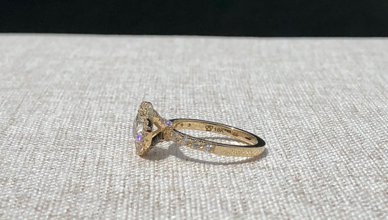 Vista Lateral Anillo de Compromiso Halo oro 18k