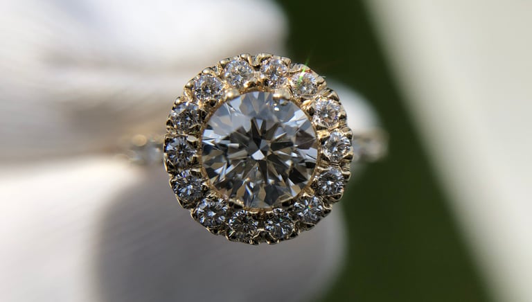 Vista Superior enfoque al Halo Anillo de Compromiso oro 18k