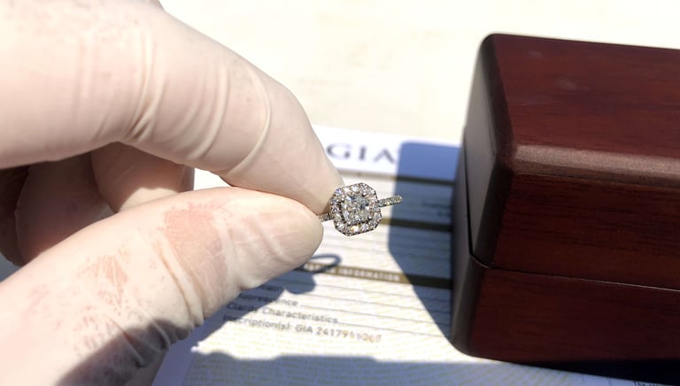 Vista Superior Anillo de compromiso Cushion Halo Oro Blanco 14k -2