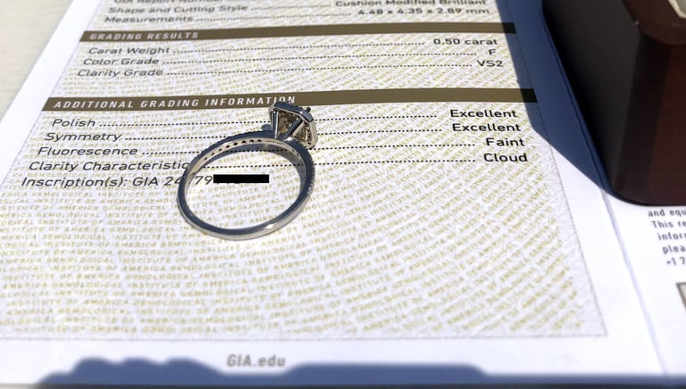 Vista Frontal Anillo de compromiso Cushion Halo Oro Blanco 14k