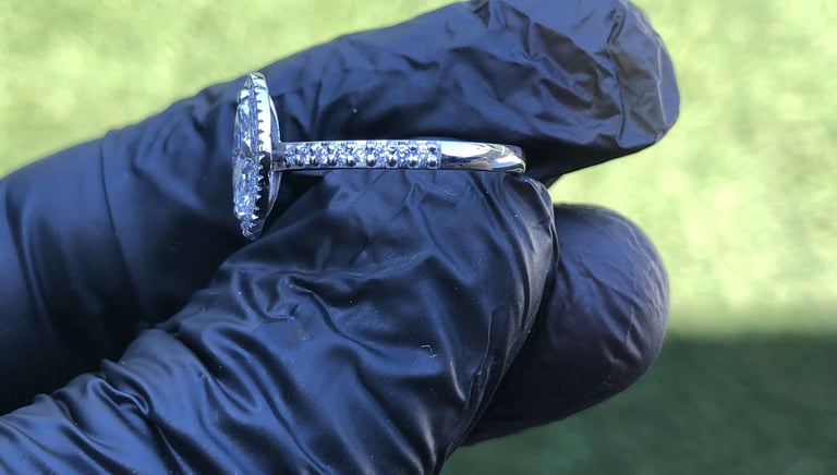 Vista Lateral Anillo de Compromiso Marquesa Halo Oro Blanco 14k