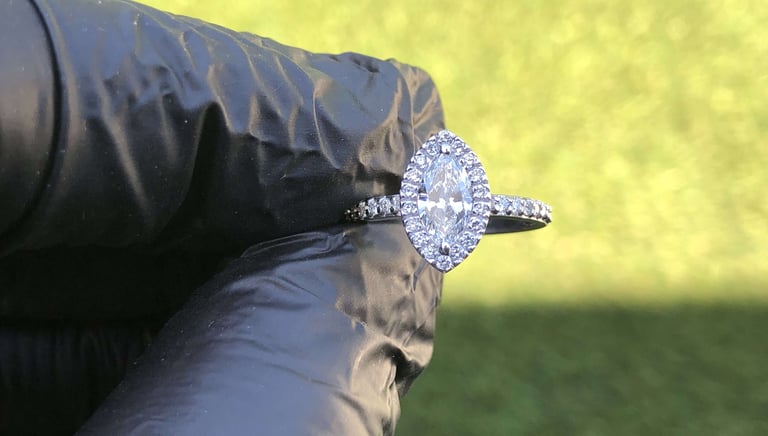 Vista Superior Anillo de Compromiso Marquesa Halo Oro Blanco 14k - 2