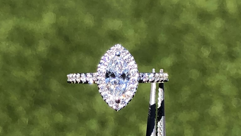 Vista Superior Anillo de Compromiso Marquesa Halo Oro Blanco 14k