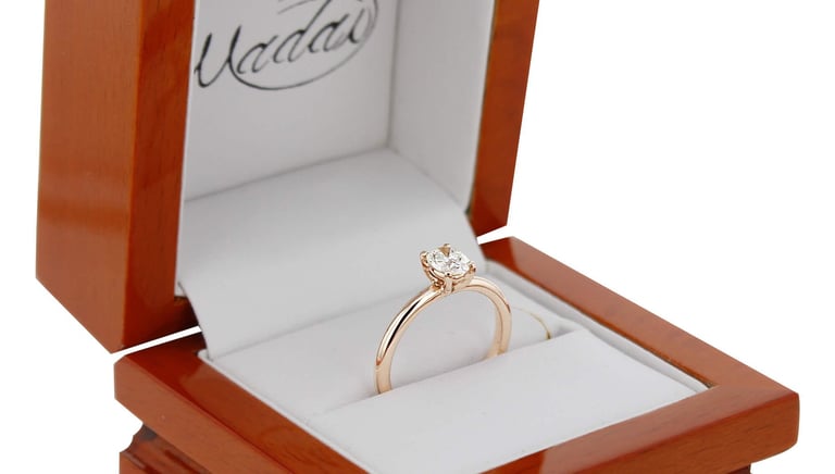 Vista Isometrica Anillo de Compromiso Solitario Oro Rosa 14k Corte Ovalo en caja