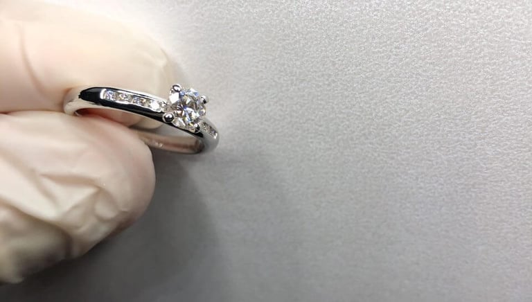 Vista Isometrica del Anillo de Compromiso Oro Blanco 14k con Diamantes Laterales