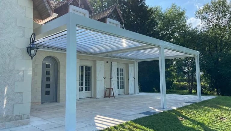Pergola bioclimatique, protection solaire et UV