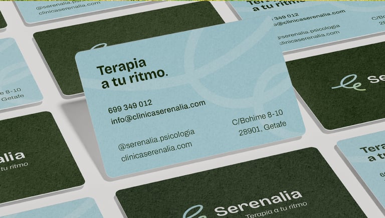 Diseño de las tarjetas de visita de Serenalia, mostrando el logotipo y la paleta de colores de la marca.