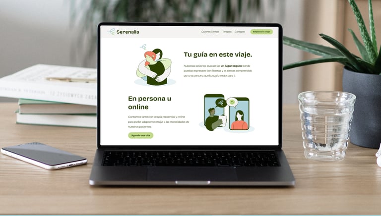 Captura de pantalla de la página de inicio del sitio web de Serenalia, mostrando su diseño y estructura.