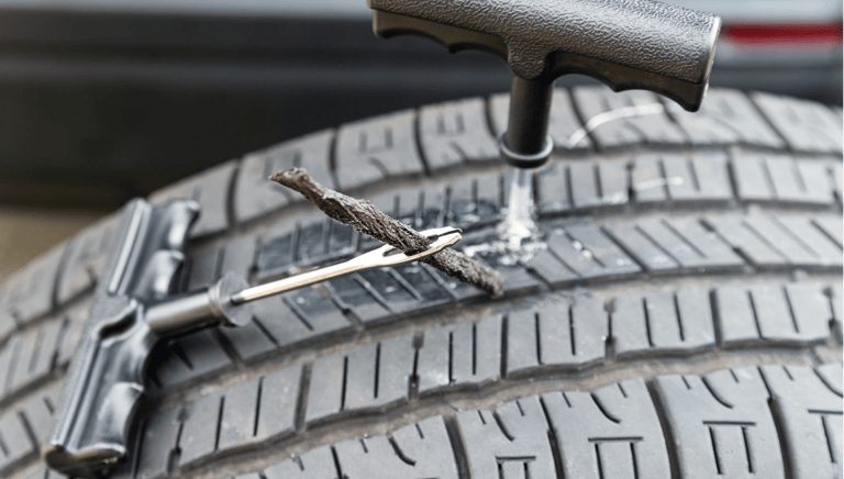 Réparation de pneu par mèche sur place lors d'un dépannage