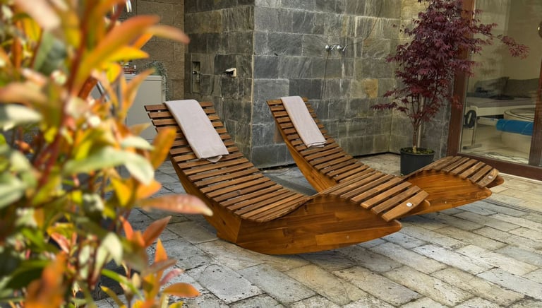 Venkovní relaxační zóna a privátní wellness Praha s vířivkou a saunou.