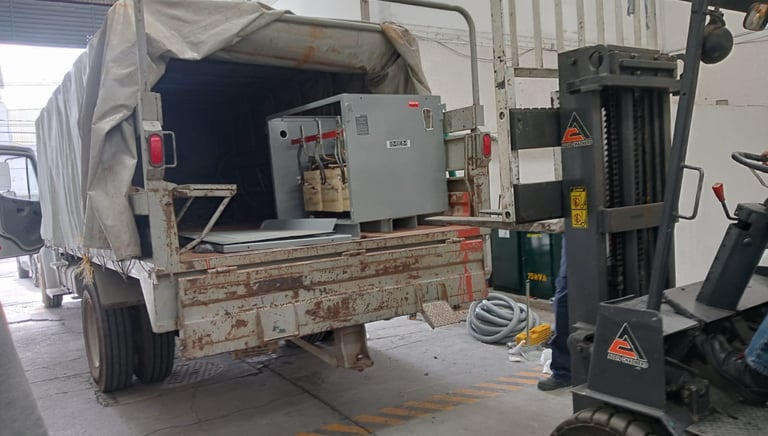 montacargas llevando equipo para reparación