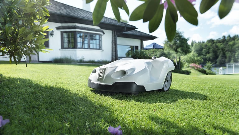 Rasenmähroboter mit perfekt geschnittenem Gras