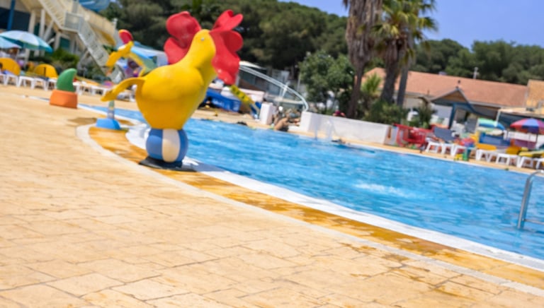 Espace aquatique du camping Siblu Le Lac des Rêves à Lattes avec piscine familiale et jeux pour enfants