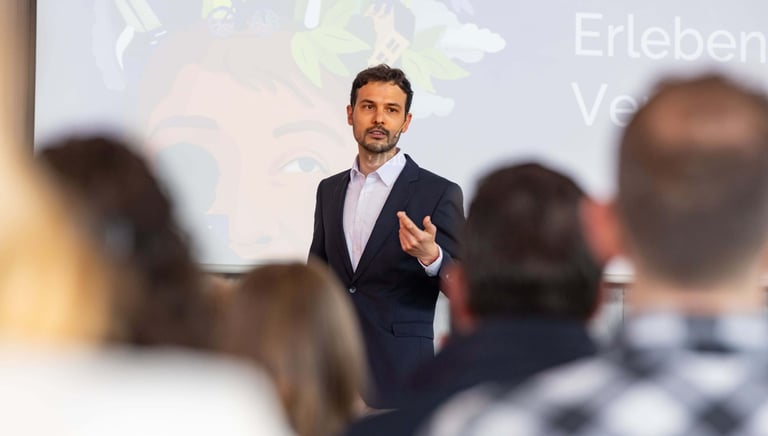 Fabian Hirt (Klimapsychologe) hält Vortrag zu Klimapsychologie