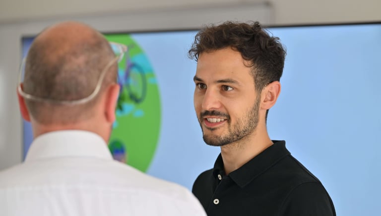 Fabian Hirt (Klimapsychologe) gibt Beratung zu Klimapsychologie