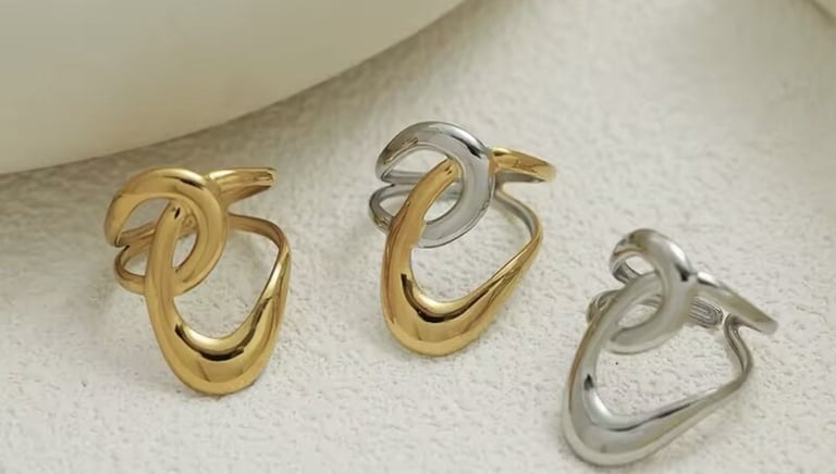 Aretes minimalistas en tonos dorado y plateado con diseño orgánico, joyería elegante de Moreina Joyería.