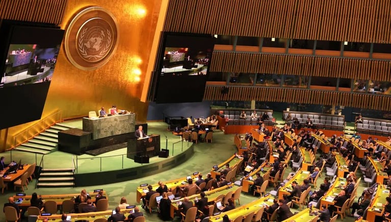 Plenário lotado da Assembleia Geral da ONU durante um discurso, representando a magnitude dos debate