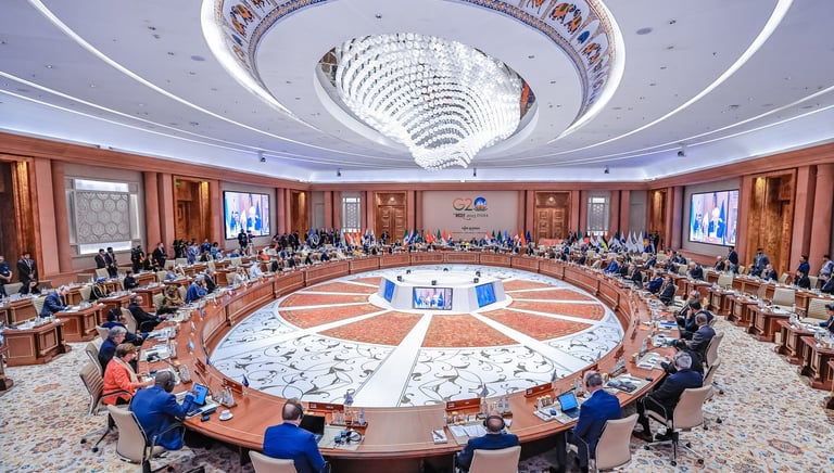 Mesa redonda oficial da cúpula do G20, com representantes de várias nações reunidos para debater a e