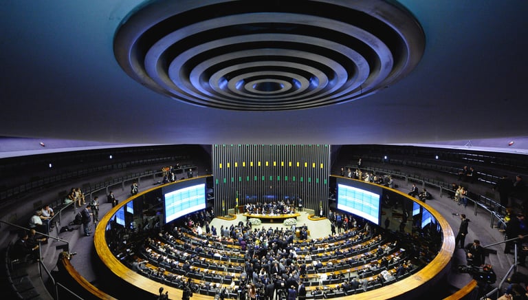 Visão interna do plenário da Câmara dos Deputados do Brasil durante uma sessão com parlamentares, il