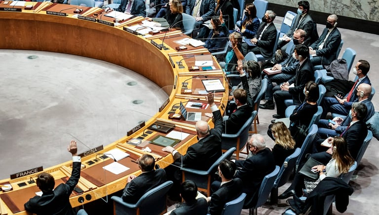 Delegados do Conselho de Segurança da ONU levantando as mãos durante uma votação oficial de resoluçã