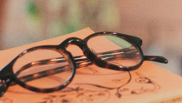 Formée aux techniques de correction - Une paire de lunettes du un livre.